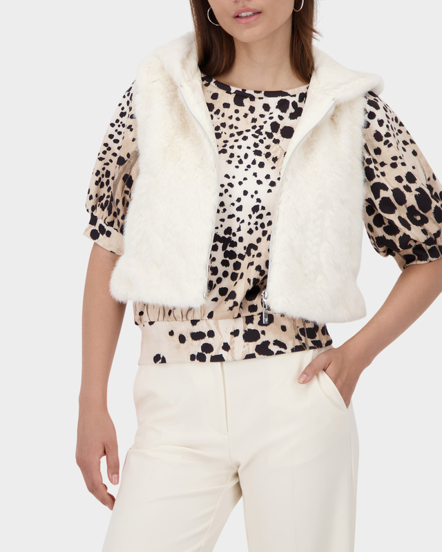 Жилет из экомеха с капюшоном