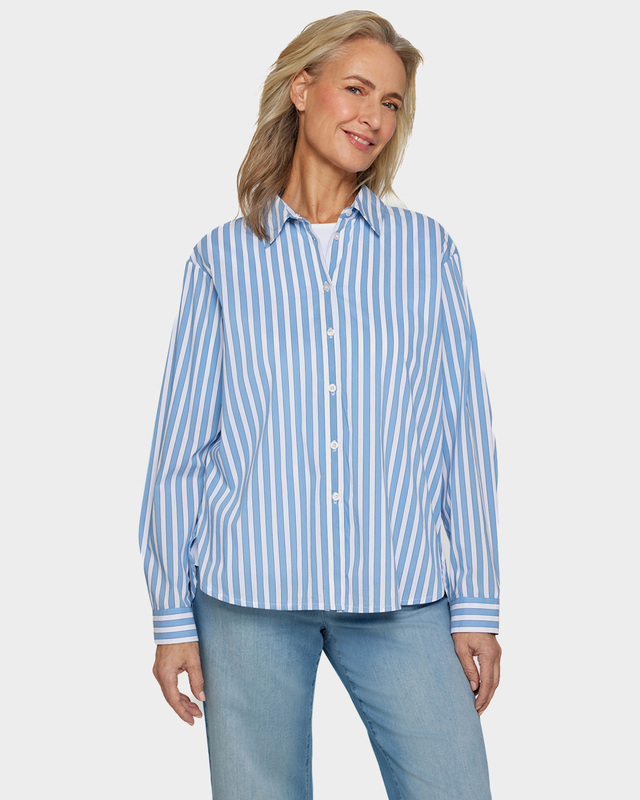 Рубашка в бело-голубую полоску