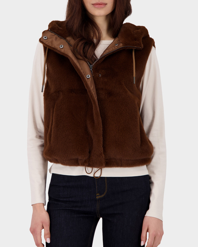 Жилет из экомеха с капюшоном