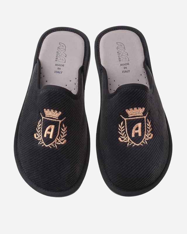 Тапочки на нескользящей подошве с крупной вышивкой и технологией DEO-Fit 4990₽