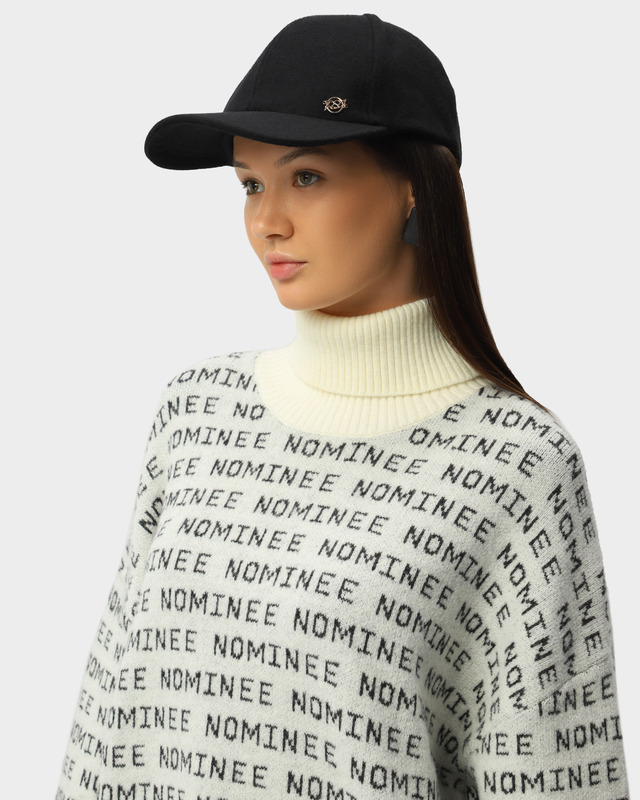 Кепка с металлическим логотипом