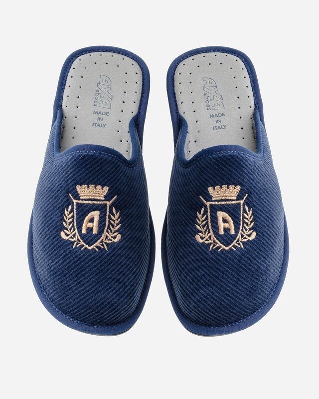 Тапочки на нескользящей подошве с крупной вышивкой и технологией DEO-Fit 4990₽