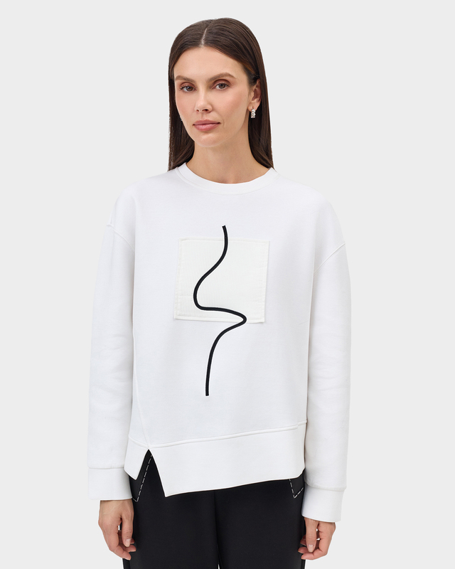 Джемпер асимметричного кроя с аппликацией и вышивкой на полочке