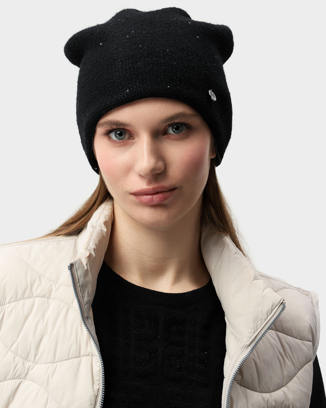 Шапка с деликатными пайетками