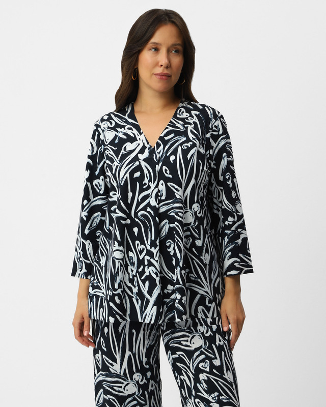 Блузка с абстрактным принтом и открытыми краями