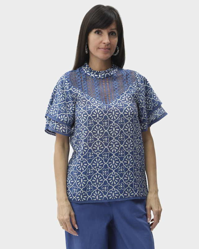 Блузка в этническом стиле с гипюровой вставкой и ярким принтом