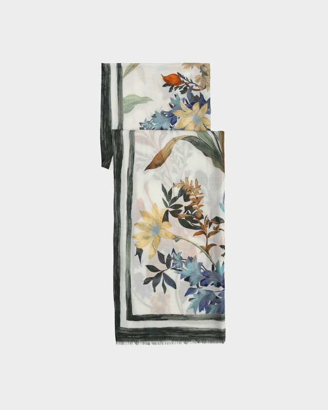 Палантин из вискозы с акцентным принтом