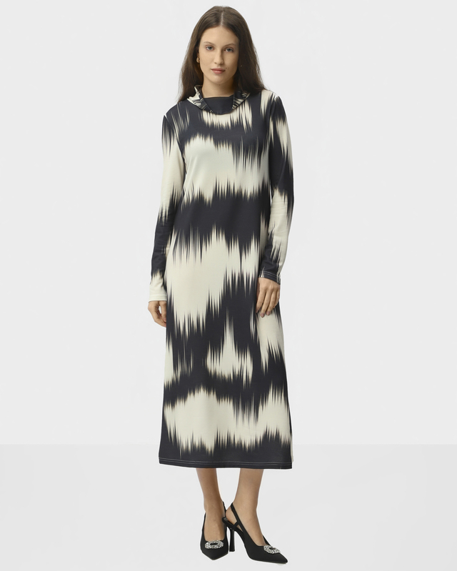 Трикотажное платье макси с воротником-стойкой