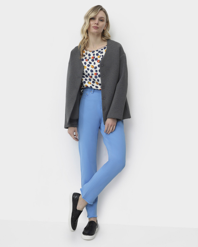 <html> <head></head> <body>  <ul>   <li>Материал стретч</li>   <li>Посадка Emily</li>   <li>Прямой крой</li>   <li>Эластичная вставка в поясе на спинке</li>   <li>Брендированная вышивка на заднем кармане</li>   <li>Низ с обработкой бахромой</li>  </ul>  <p><strong>На модели в желтом размер: 54-56.<br />     Параметры модели: 117-96-120<br />     Рост 175 см.</strong></p>  <p><strong>На модели в белом размер: 42-44.<br />     Параметры модели: 83-60-88<br />     Рост 173 см.</strong></p>  <p><strong>На модели в оливковом размер: 46-48.<br />     Параметры модели: 83-60-88<br />     Рост 173 см.</strong></p>  <p><strong>На модели в фиолетовом размер: 42-44<br />     Параметры модели: 83-60-88<br />     Рост 173 см.</strong></p>  <p><strong>На модели в лазурном синем размер: 46-48<br />     Параметры модели: 83-60-88<br />     Рост 173 см.</strong></p>  <p>Джинсы из коллекции бренда Helena Vera выполнены из хлопка со спандексом. Модель стройнит, вытягивая силуэт. Высокая посадка Emily подчеркивает талию. Прямой крой подходит под любой тип фигуры. Оригинальная линия передних карманов и брендированная вышивка добавляют уникальности. Благодаря бахроме по низу штанин джинсы актуально сочетать со стилем бохо и романтическими образами.</p>  <p>На модели в желтом:<br />    Блузка -&nbsp;<a href="https://www.shoppinglive.ru/p/bluzka-poluprilegayuschego-silueta-s-ryushami-191938" target="_blank">191938</a><br />    Сумка -&nbsp;<a href="https://www.shoppinglive.ru/p/sumka-s-ruchkami-reguliruemoy-dliny-191114" target="_blank">191114</a><br />    Серьги -&nbsp;<a href="https://www.shoppinglive.ru/p/pozolochennye-sergi-s-zhemchugom-mayorka-184643" target="_blank">184643</a></p>  <p>На модели в белом:<br />    Слипоны -&nbsp;<a href="https://www.shoppinglive.ru/p/slipony-iz-naturalnoy-kozhi-190768" target="_blank">190768</a><br />    Сумка -&nbsp;<a href="https://www.shoppinglive.ru/p/sumka-v-forme-polumesyatsa-188159" target="_blank">188159</a><br />    Серьги -&nbsp;<a href="https://www.shoppinglive.ru/p/sergi-kongo-180574" target="_blank">180574</a></p>  <p>На модели в оливковом:<br />    Блузка -&nbsp;<a href="https://www.shoppinglive.ru/p/bluzka-svobodnogo-silueta-iz-vysokokachestvennoy-myagkoy-vis-189867" target="_blank">189867</a><br />    Сумка - <a href="https://www.shoppinglive.ru/p/sumka-s-ruchkami-reguliruemoy-dliny-191114" target="_blank">191114</a><br />    Туфли-слингбэки - <a href="https://www.shoppinglive.ru/p/legkie-kozhanye-tufli-slingbeki-na-tanketke-s-elastichnoy-vs-190989" target="_blank">190989</a><br />    Серьги -&nbsp;<a href="https://www.shoppinglive.ru/p/sergi-kongo-180574" target="_blank">180574</a></p>  <p>На модели в фиолетовом:<br />    Блузка -&nbsp;<a href="https://www.shoppinglive.ru/p/bluzka-svobodnogo-silueta-iz-vysokokachestvennoy-myagkoy-vis-189867" target="_blank">189867&nbsp;</a><br />    Сумка -&nbsp;<a href="https://www.shoppinglive.ru/p/sumka-s-ruchkami-reguliruemoy-dliny-191114" target="_blank">191114</a>&nbsp;<br />    Туфли-слингбэки - <a href="https://www.shoppinglive.ru/p/legkie-kozhanye-tufli-slingbeki-na-tanketke-s-elastichnoy-vs-190989" target="_blank">190989</a><br />    Серьги -&nbsp;<a href="https://www.shoppinglive.ru/p/sergi-kongo-180574" target="_blank">180574</a>&nbsp;</p>  <p>В лазурном синем:<br />    Блузка -&nbsp;<a href="https://www.shoppinglive.ru/p/bluzka-a-silueta-s-dlinnym-rukavom-s-ryushem-po-nizu-191866" target="_blank">191866</a><br />    Кардиган -&nbsp;<a href="https://www.shoppinglive.ru/p/kardigan-pryamogo-kroya-s-zastezhkoy-na-pugovitsy-189849" target="_blank">189849</a><br />    Слипоны - <a href="https://www.shoppinglive.ru/p/slipony-iz-naturalnoy-kozhi-190768" target="_blank">190768</a>&nbsp;<br />    Серьги -&nbsp;<a href="https://www.shoppinglive.ru/p/sergi-kongo-180574" target="_blank">180574</a></p>  <p>Если у вас остались вопросы, вы можете написать нам в Telegram:&nbsp;<a href="tel:8-967-111-7811" style="color:blue; text-decoration:underline">8-967-111-7811</a>.</p> </body></html>