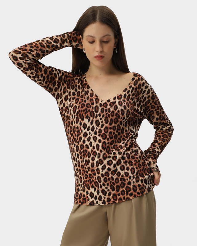 Пуловер полуприлегающего силуэта с V-образным вырезом