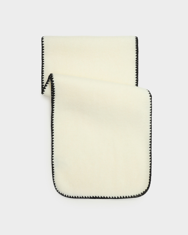 Широкий шарф из пушистого материала с контрастным швом