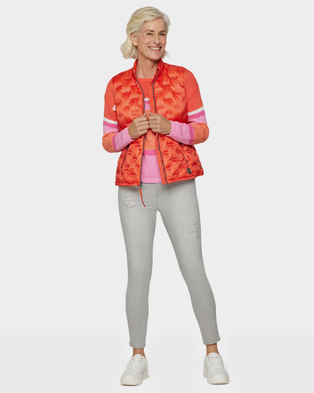 Джинсы облегающего кроя с потертостями и мерцающими стразами