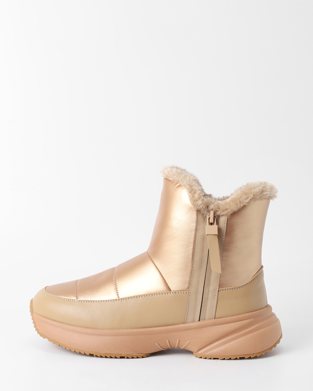 Утепленные ботинки из комбинации натуральной кожи и непромокаемого нейлона на облегченной нескользящей подошве