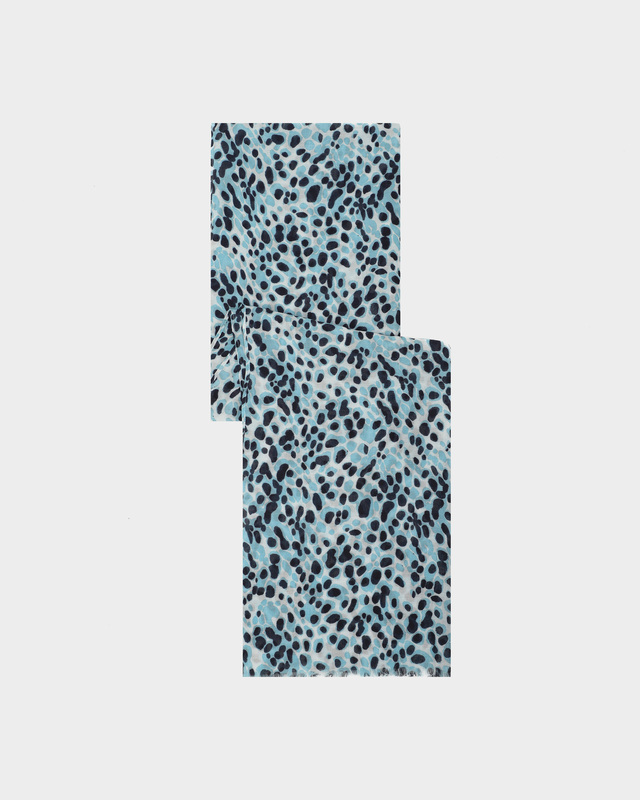 Легкий шарф из вискозы с принтом по всей поверхности