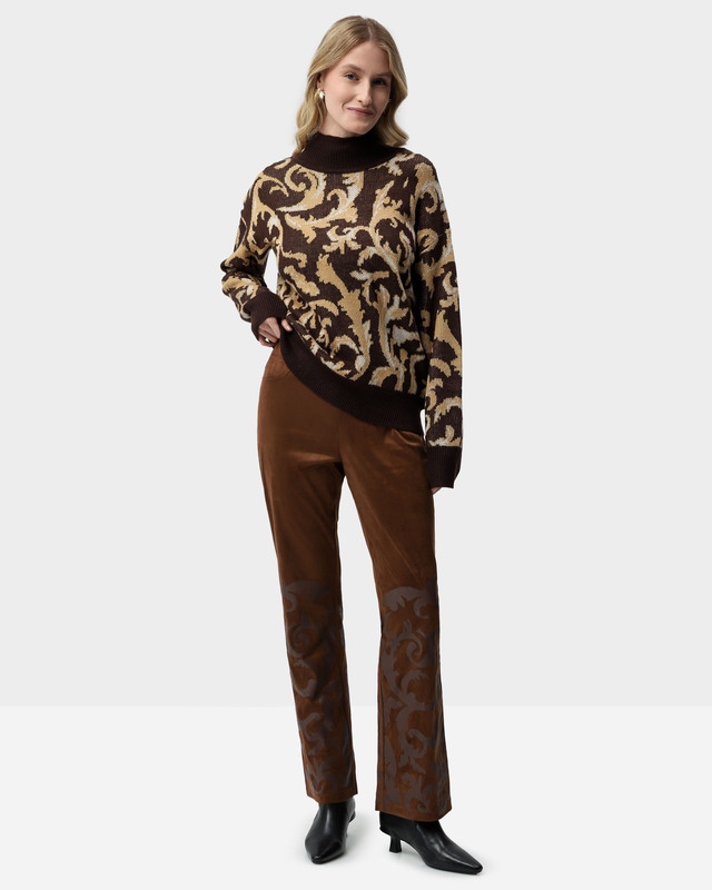 Брюки, расклешенные от колена, из экозамши с глянцевой печатью