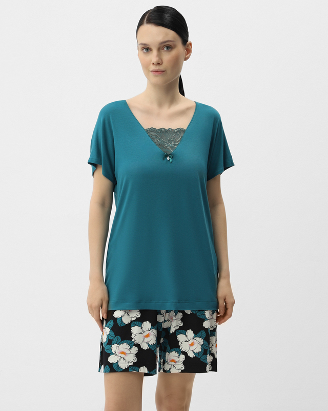Футболка из нежной вискозы с отделкой из кружева
