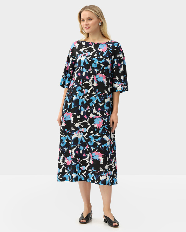 Свободное платье А-силуэта с ярким принтом 7590₽