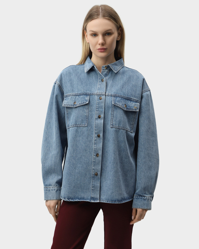 Рубашка оверсайз-силуэта из хлопкового денима с декоративной складкой на спинке и накладными карманами-клапанами