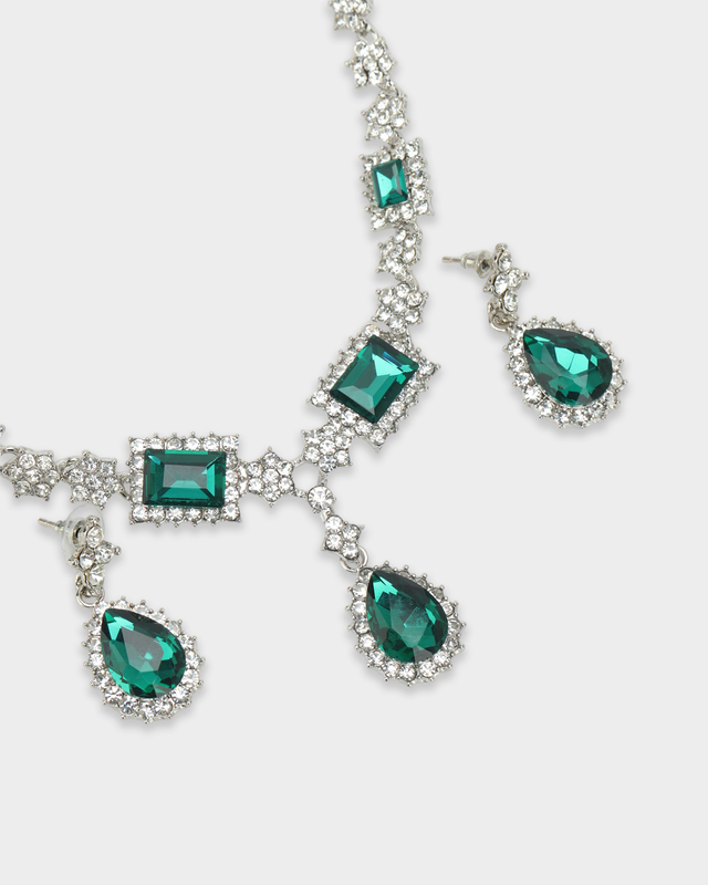 Колье и серьги с кристаллами и вставками, имитирующими изумруды
