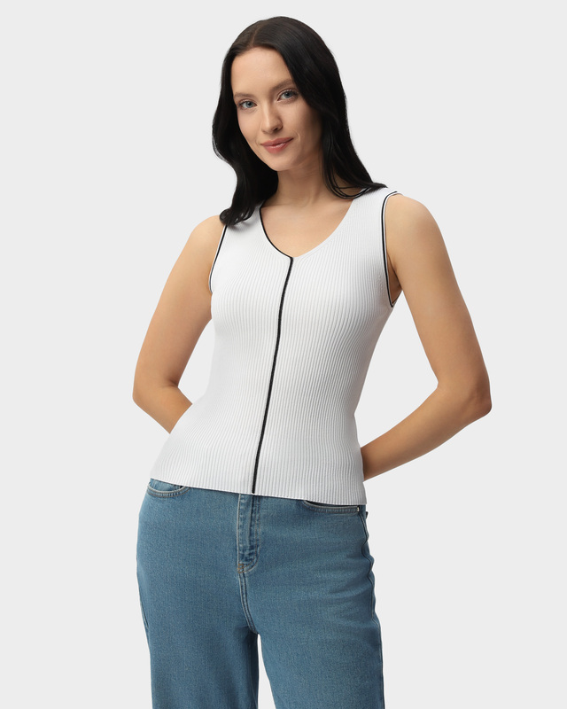 Топ рибового плетения с контрастной окантовкой