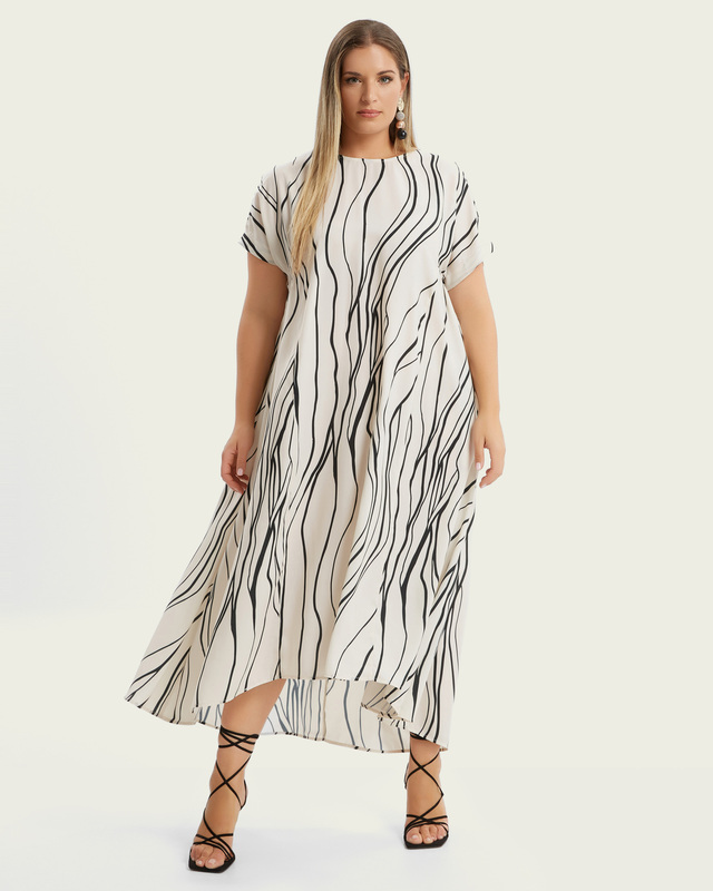 Платье свободного кроя с контрастным принтом и боковыми карманами