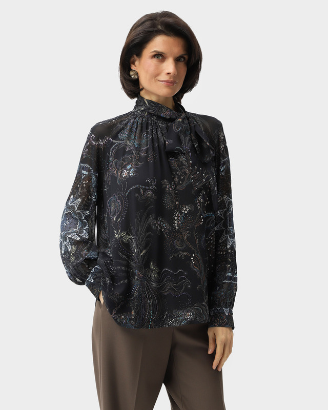 Блузка из шелковистой вискозы с затейливым цветочным принтом