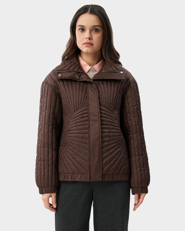 Куртка из водоотталкивающего и ветроустойчивого материала с фигурной стежкой