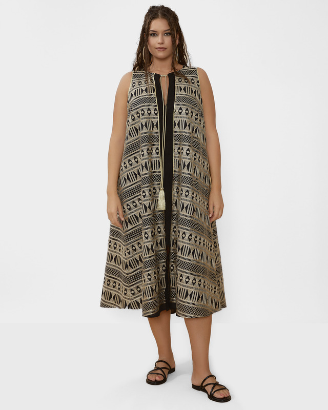 Хлопковое платье без рукавов с вышивкой в этническом стиле 28990₽