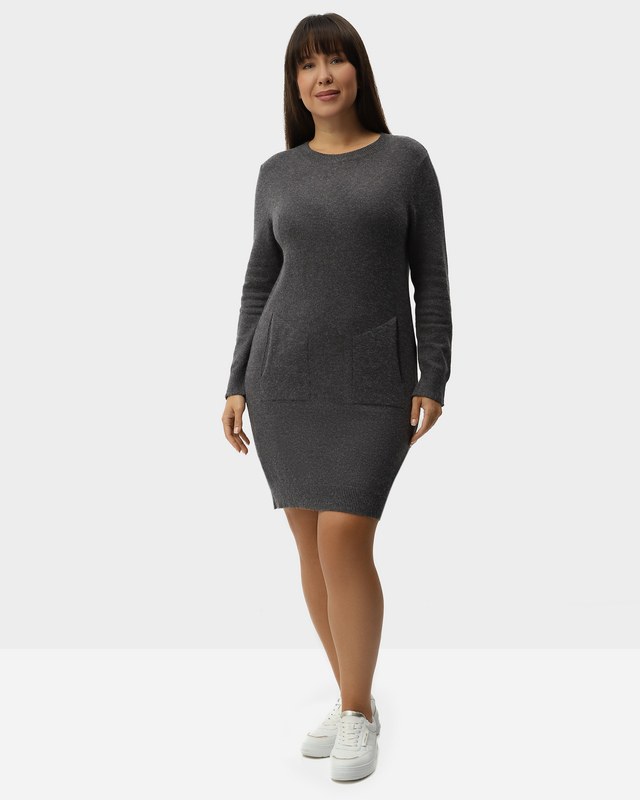 Платье свободного кроя с вышивкой в тон на рукаве