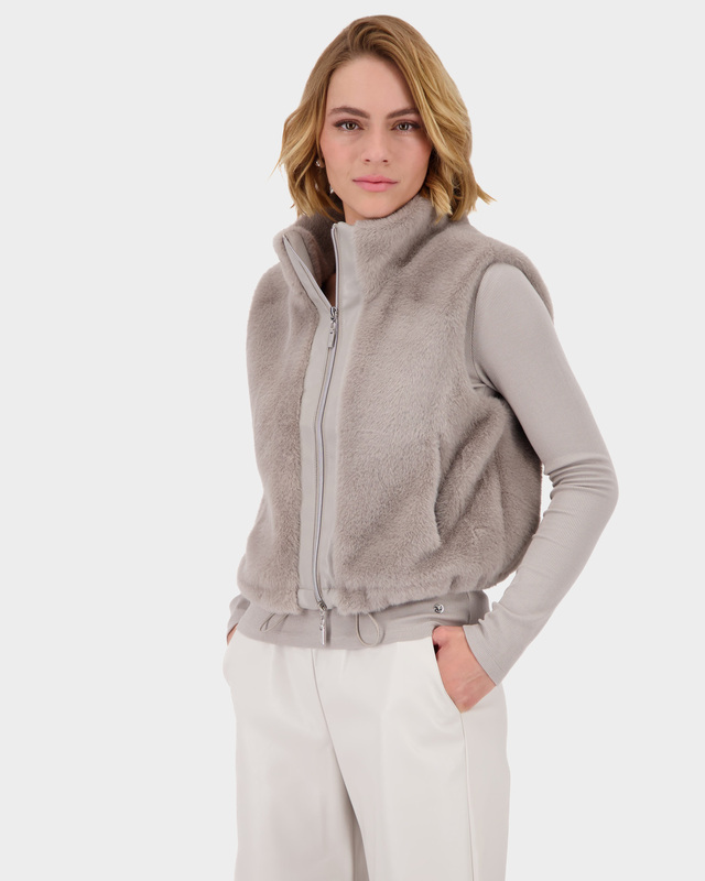 Жилет из экомеха с воротником-стойкой и боковыми карманами