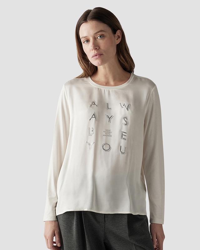 Блузка из эластичной вискозы с текстовым принтом и декором из страз