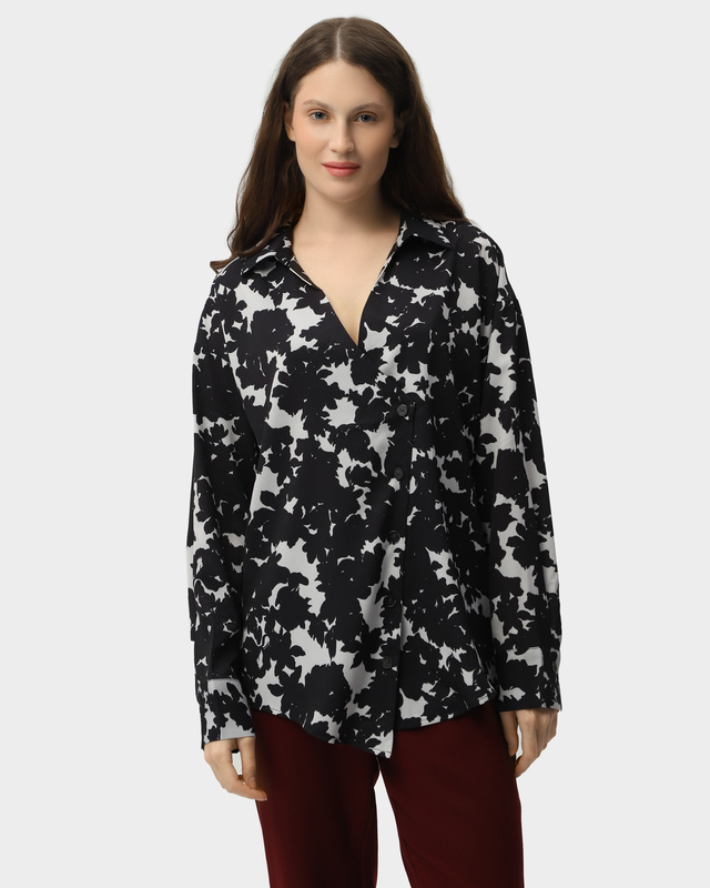 Свободная блузка с черно-белым принтом