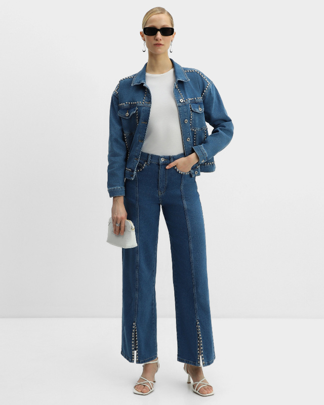 <html> <head></head> <body>  <ul>   <li>Свободный силуэт</li>   <li>Эластичный пояс</li>   <li>Шлевки для ремня</li>   <li>Швы спереди&nbsp;</li>   <li>Ткань с эффектом потертости</li>   <li>Разрезы снизу &nbsp;</li>   <li>Скрытая регулируемая&nbsp;резинка внутри пояса</li>   <li>Длина разреза –&nbsp;11 см</li>  </ul>  <p>Джинсы бренда Lilly Bennet – идеальный выбор для тех, кто ценит комфорт и стиль. Они имеют свободный крой, пояс со шлевками для ремня, швы спереди на брючинах, ткань с эффектом потертости и разрезы снизу. В пояс вшита регулируемая резинка для идеальной посадки по фигуре. Эти джинсы станут отличным дополнением вашего гардероба и подчеркнут вашу индивидуальность.</p>  <p>Дополните джинсы курткой в таком же стиле (арт.&nbsp;<a href="https://www.shoppinglive.ru/p/dzhinsovaya-kurtka-pryamogo-kroya-s-dekorativnymi-klepkami-s-184548" target="_blank">184548</a>) для создания идеального комплекта.</p>  <p>На модели в голубом цвете:<br />    Джинсовая куртка -&nbsp;<a href="https://www.shoppinglive.ru/p/dzhinsovaya-kurtka-s-metallicheskim-dekorom-184548" target="_blank">184548</a><br />    Очки -&nbsp;<a href="https://www.shoppinglive.ru/p/solntsezaschitnye-ochki-s-polyarizatsionnymi-linzami-tac-i-l-185093" target="_blank">185093</a><br />    Сумка -&nbsp;<a href="https://www.shoppinglive.ru/p/sumka-klatch-iz-naturalnoy-kozhi-s-dekorom-pryazhkoy-184467" target="_blank">184467</a><br />    Серьги -&nbsp;<a href="https://www.shoppinglive.ru/p/sergi-iz-serebra-s-chernymi-nanokristallami-161643" target="_blank">161643</a><br />    Кольцо -&nbsp;<a href="https://www.shoppinglive.ru/p/koltso-s-kristallami-167490" target="_blank">167490</a></p>  <p>Если у вас остались вопросы, вы можете написать нам в Telegram:&nbsp;<a dir="auto" href="tel:8-967-111-7811">8-967-111-7811</a>.</p> </body></html>