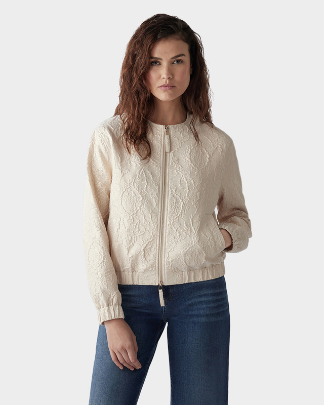 Легкий бомбер из парчи с фактурным цветочным узором