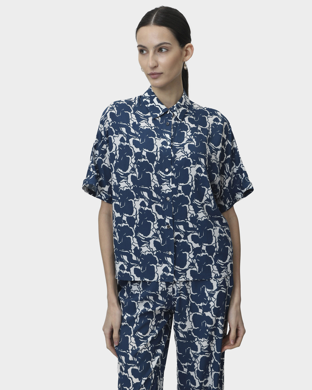 Рубашка из вискозы с контрастным принтом