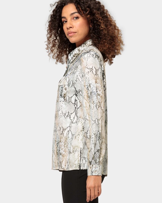 Блузка прямого кроя с анималистическим принтом