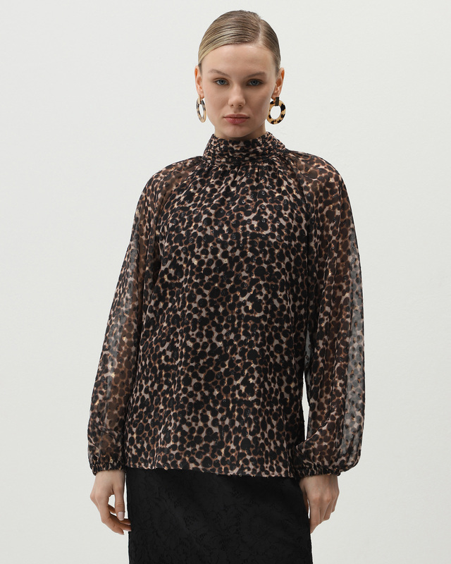 Блузка трапециевидной формы с объемными рукавами