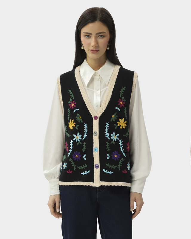 Жилет с контрастной окантовкой, разноцветными пуговицами и эффектной вышивкой