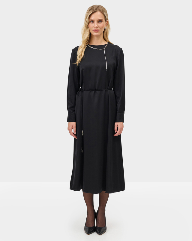 Платье с тонким поясом и съемной декоративной цепочкой