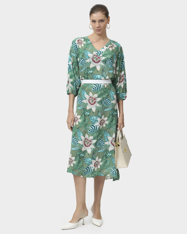 Длинное платье свободного кроя с нежным цветочным узором и V-образным вырезом