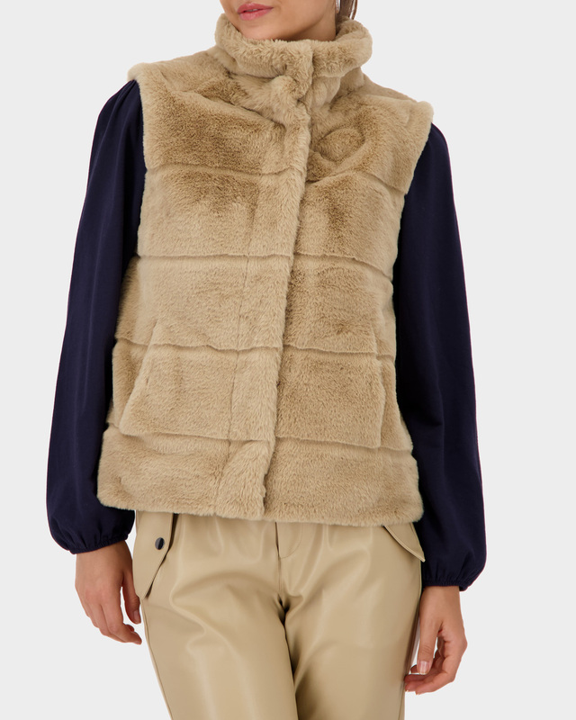 Жилет из экомеха с воротником-стойкой и застежкой на кнопки