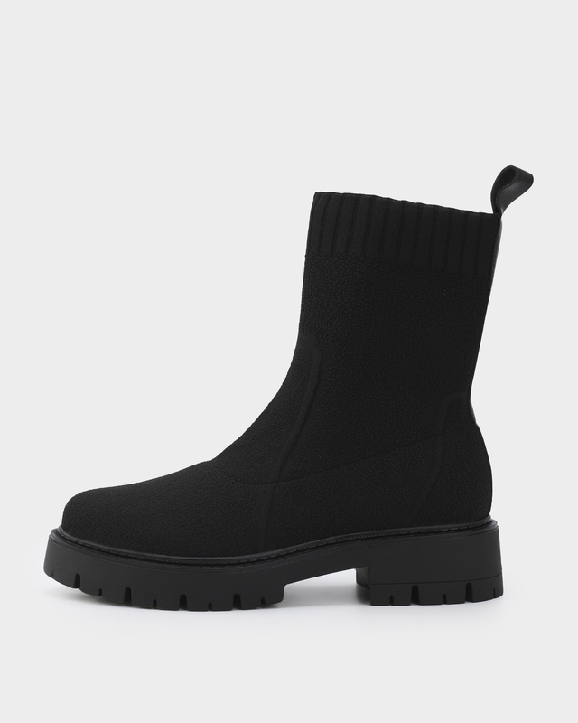 Утепленные ботинки на устойчивом каблуке и тракторной подошве