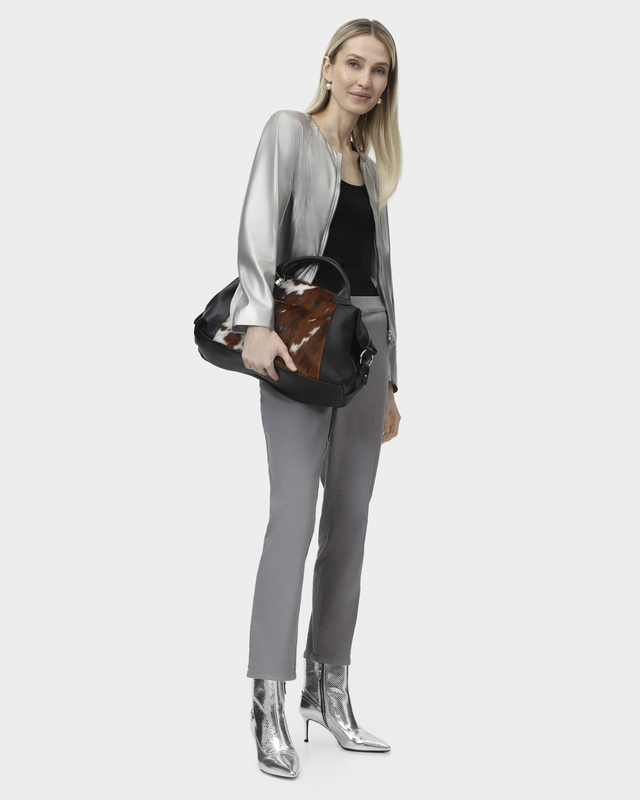 Брюки из стретчевого денима облегчающего кроя с удобным эластичным поясом на резинке