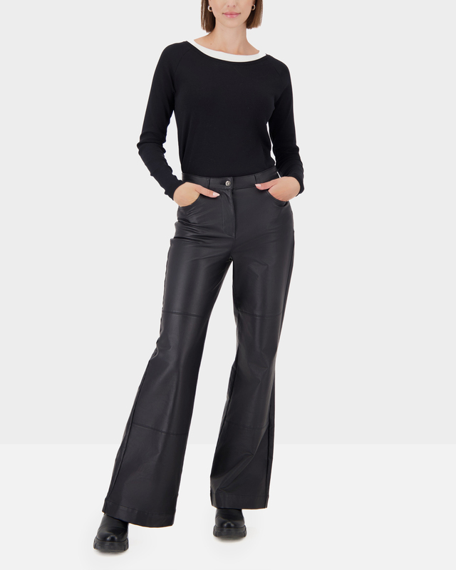 Широкие брюки с покрытием &laquo;под кожу&raquo;