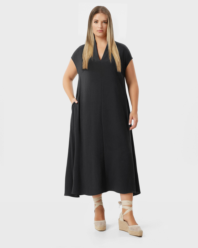 Платье из струящегося материала с боковыми прорезными карманами