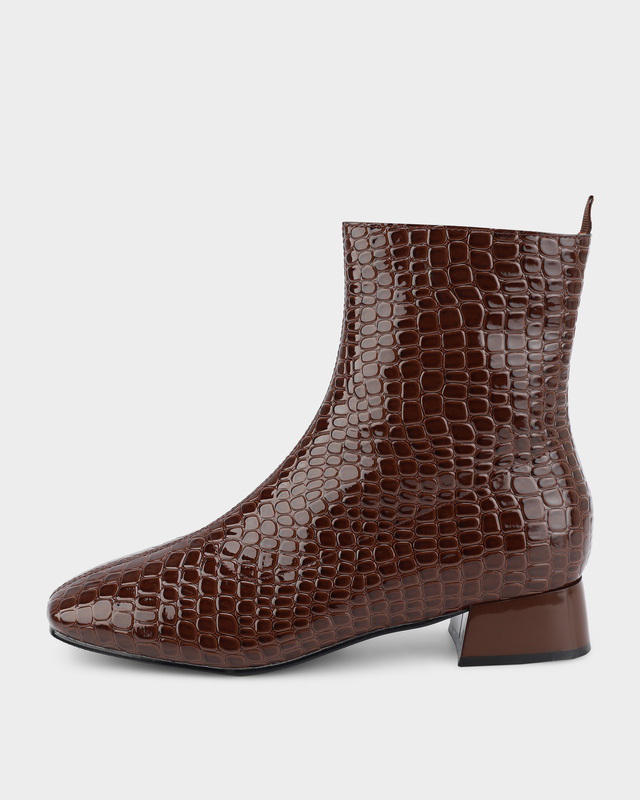 Полусапоги из натуральной лакированной кожи 3990₽