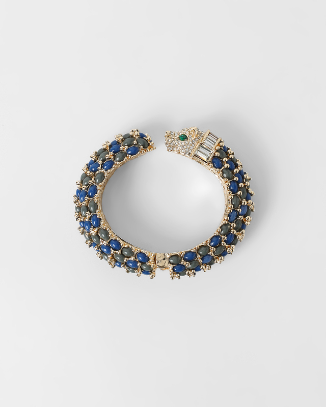 Браслет со вставками из смолы и раздвижным механизмом