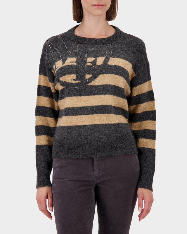 Пуловер с рисунком в полоску и узором в технике интарсии