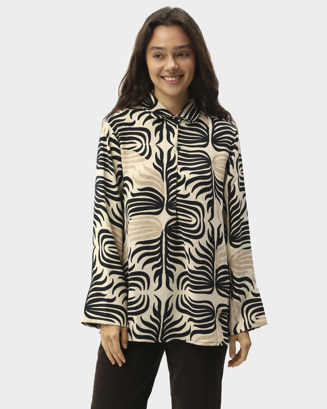 Блузка трапециевидного силуэта с акцентным принтом