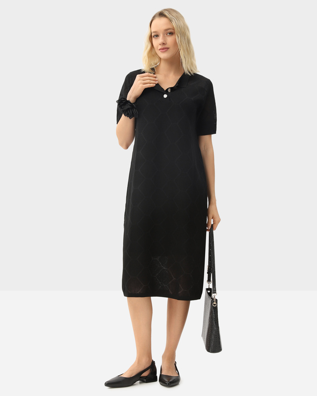 Платье прямого силуэта с коротким рукавом и геометрическим узором 8990₽